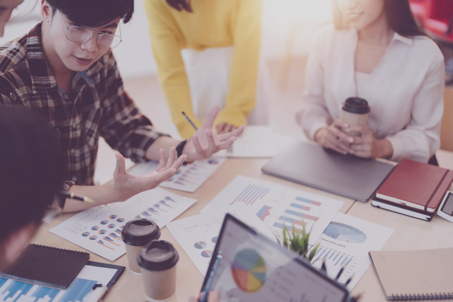 Team che monitora metriche di engagement